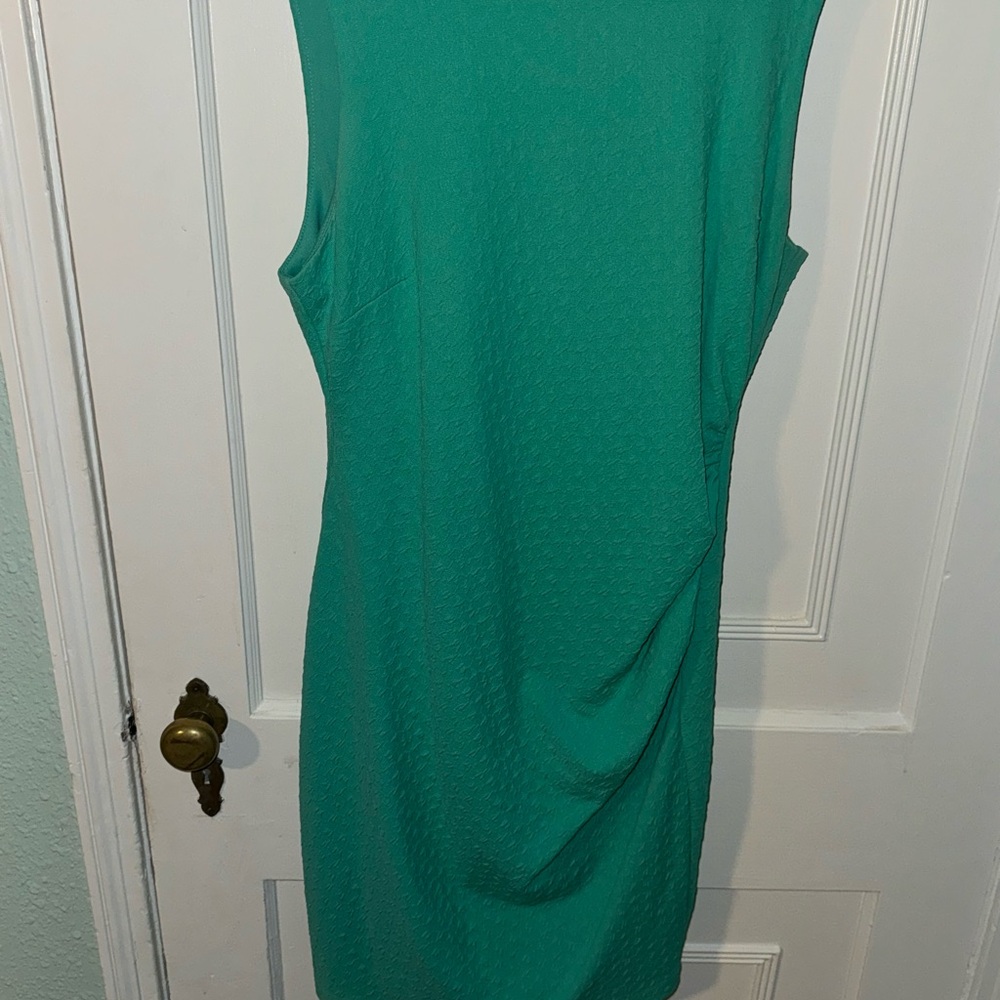 Green sheath dress with detail